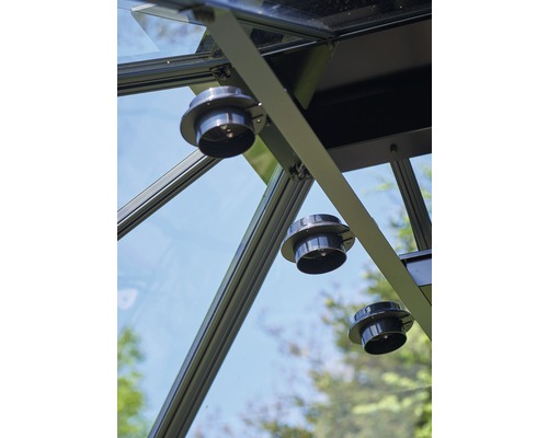 Drei Dachfensteröffner in einem Gewächshaus