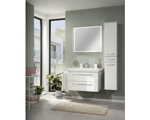 Salle de bains moderne avec meuble-lavabo, armoire de toilette et armoire haute dans un design clair et convivial.