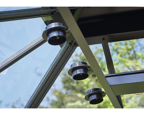 Detailaufnahme der Gewächshausinnenstruktur mit Belüftungssystem