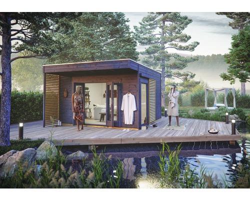 Maison de jardin en bois avec terrasse, mobilier de jardin et étang en arrière-plan