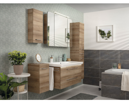 Salle de bain avec meuble-lavabo, armoire de toilette et armoire haute aspect bois