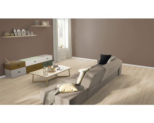 Salon avec canapé, table et commode