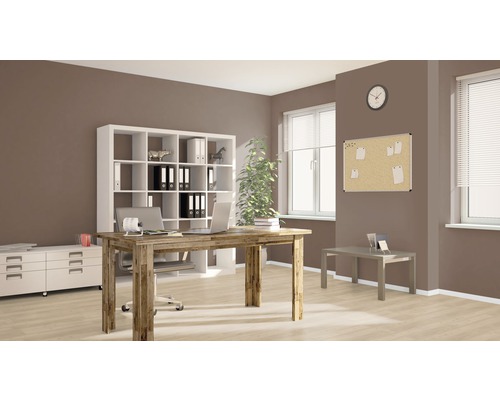 Bureau avec bureau, étagère et fournitures de bureau