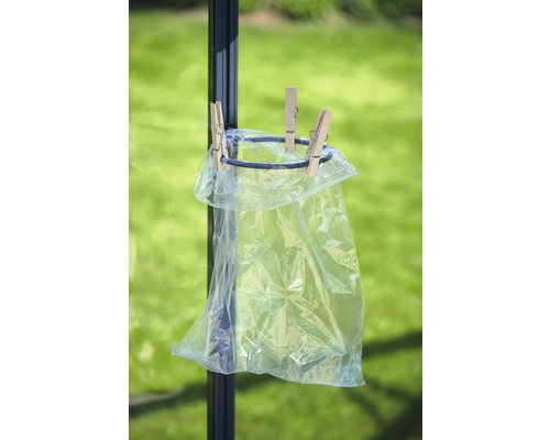 Sac poubelle fixé à un support avec des pinces à linge