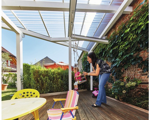 Terrasse couverte avec mère et enfant sur une balançoire