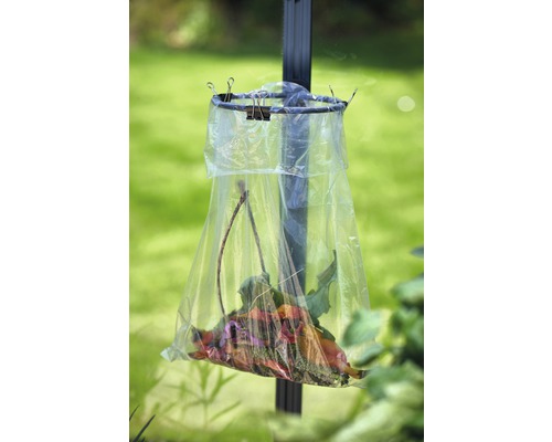 Sac à déchets de jardin avec des feuilles et des branches sur un support en métal