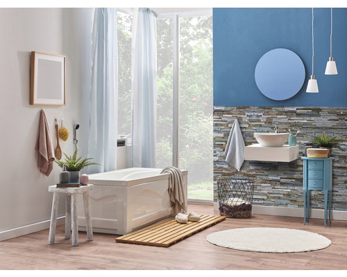 Salle de bain avec baignoire, lavabo, miroir et décorations pour une atmosphère relaxante