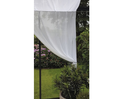 Scène avec pavillon et décoration dans le jardin