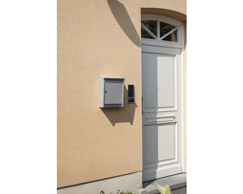 Boîte aux lettres et interphone à côté d''une porte d''entrée