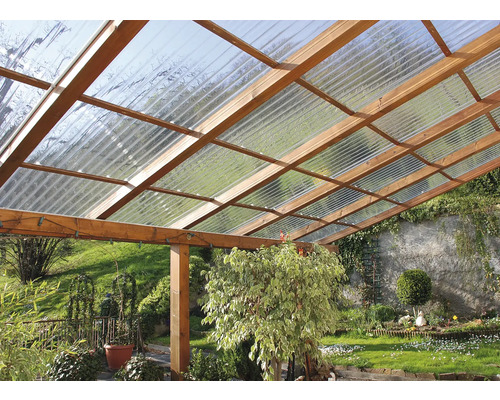 Überdachung mit Holzkonstruktion und lichtdurchlässigen Platten im Garten