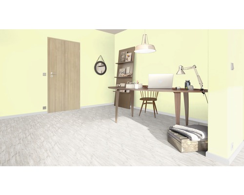 Bureau avec bureau, chaise, étagère, lampe et porte.