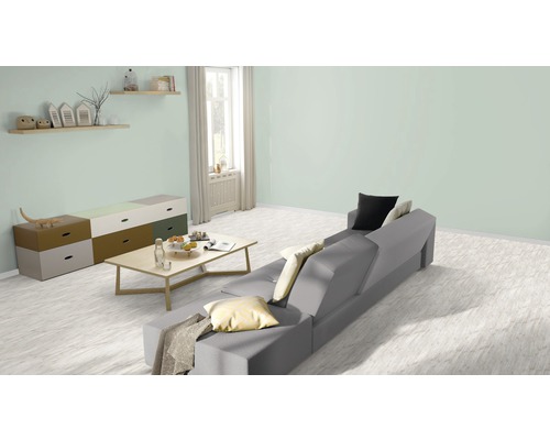 Wohnzimmer mit grauer Couch, Kommode und Couchtisch