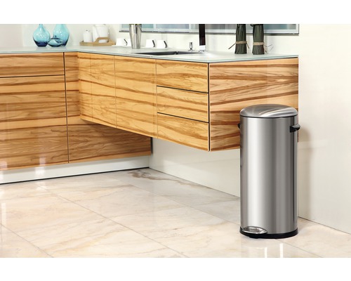 Scène de cuisine avec poubelle en acier inoxydable et façade en bois