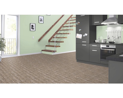 Heller Raum mit Küchenzeile, Treppe und Holzboden