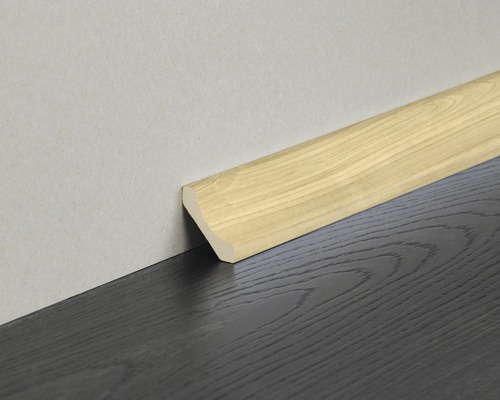 Holzfußleiste an Wand und Boden