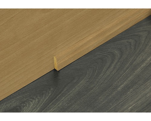 Plinthe en bois sur plancher en bois
