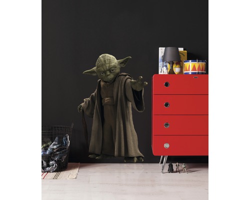 Décoration d''intérieur avec sticker mural Yoda, commode rouge, lampe et jouets