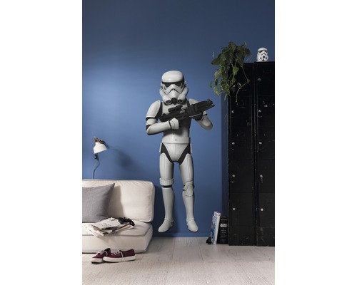 Figurine Star Wars Stormtrooper dans le salon avec canapé et armoire