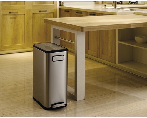 Poubelle à pédale en acier inoxydable dans une cuisine.