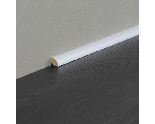 Plinthe quart-de-rond blanche contre mur et sol