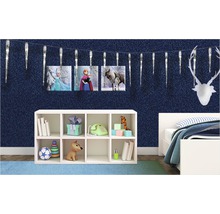 Chambre d''enfant décorative avec étagère, lit, images de la Reine des neiges et guirlande scintillante de glaçons.