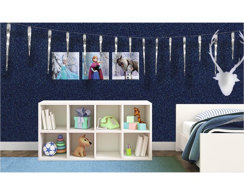 Dekoratives Kinderzimmer mit Regal, Bett, Bildern von Eiskönigin und glitzernder Eiszapfenkette.