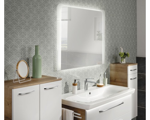 Salle de bains avec lavabo, miroir lumineux et meuble sous-lavabo