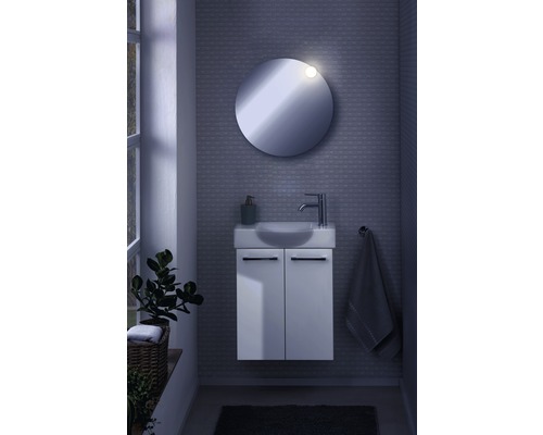 Badezimmer mit Waschtischunterschrank, Waschbecken, Spiegel und Handtuch