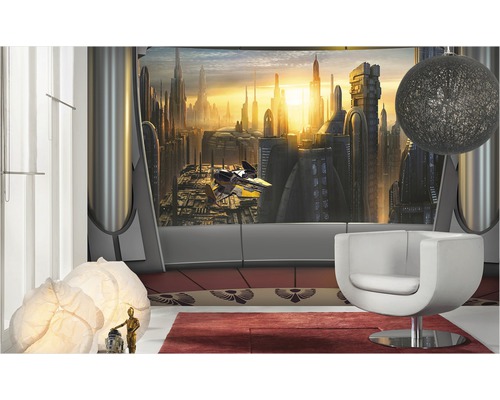Wohnzimmer mit Star Wars Wandbild, Sessel, Lampe und Teppich für ein modernes Ambiente.