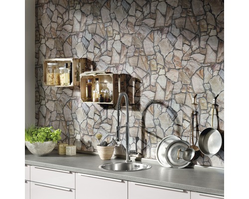 Scène de cuisine avec papier peint imitation pierre, évier et étagères