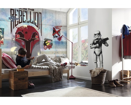 Helles Kinderzimmer mit Wandtapete im Graffiti-Stil, Bett und Stormtrooper-Figur