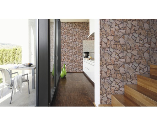 Vue d''une pièce avec papier peint imitation pierre, parquet et accès à la terrasse