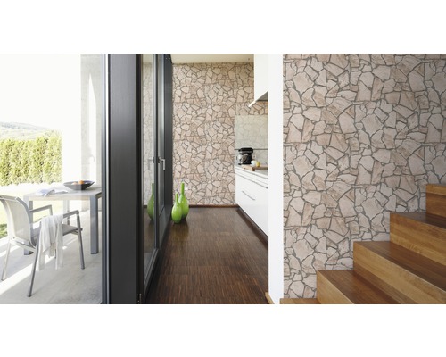 Intérieur avec papier peint imitation pierre, parquet et escalier