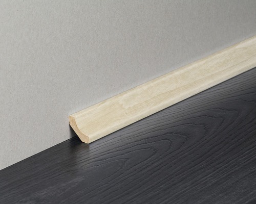 Holzfußleiste an Wand und Boden