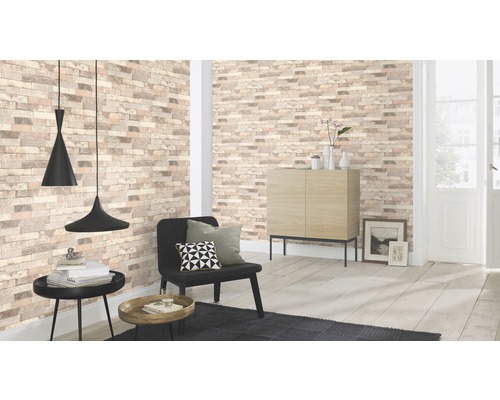 Wohnzimmer mit Steinoptik Tapete, Möbeln und Lampen