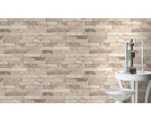 Wohnraum mit einer Wandtapete in Steinoptik und Dekoration auf einem Beistelltisch