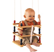 Bébé dans une balançoire en bois avec des cordes