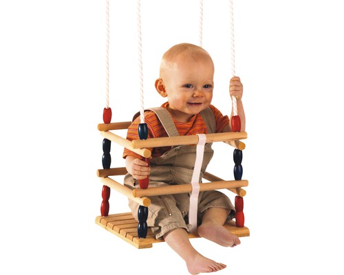 Bébé dans une balançoire en bois avec des cordes