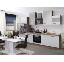 Helle Küche mit Esstisch und geöffnetem Kühlschrank