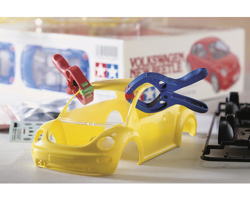 Carrosserie jaune de Volkswagen New Beetle avec des pinces d''outillage pour le modélisme