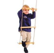 Kind klettert auf einer Strickleiter mit Holzsprossen