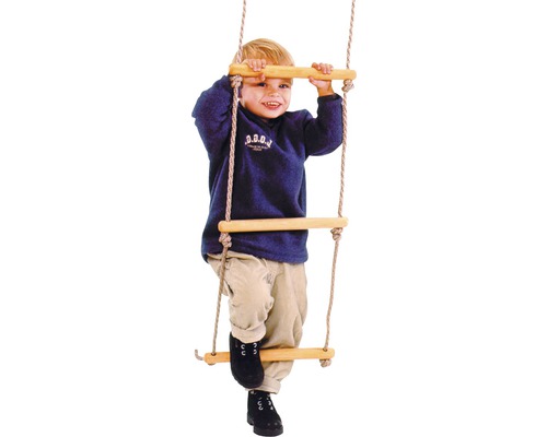 Enfant grimpant à une échelle de corde avec des échelons en bois
