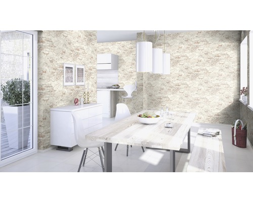 Heller Raum mit Esstisch, Stühlen und Wandtapete in Steinoptik.