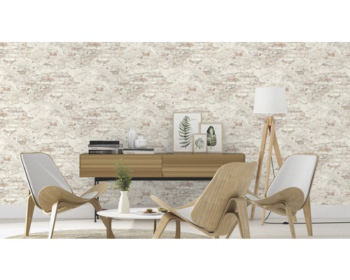 Wohnzimmer mit Vliestapete in Steinoptik, Holztisch, Stehlampe und Stühlen.