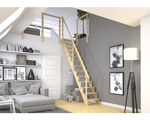 Escalier en bois clair avec garde-corps en métal dans un espace de vie moderne.