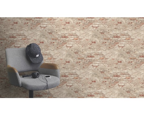 Tapete in Ziegelsteinoptik mit Stuhl, Kopfhörern und Mütze