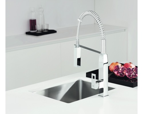 Küchenarmatur aus Edelstahl mit Spülbecken in einer hellen Küche