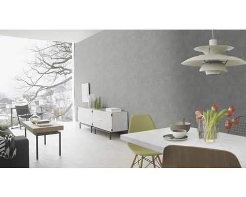 Salon avec table à manger, chaises, commode et grande fenêtre donnant sur la ville.