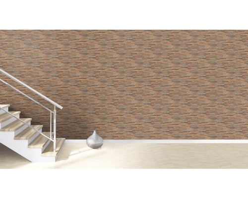 Scène avec escalier, mur décoratif et vase.