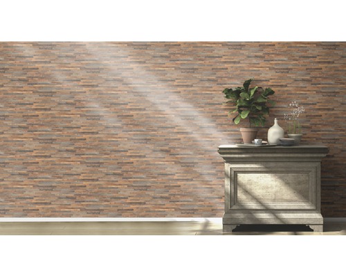 Aménagement mural avec des panneaux imitation bois et une commode avec décoration